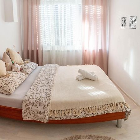 Apartman Lili Knin Exterior foto