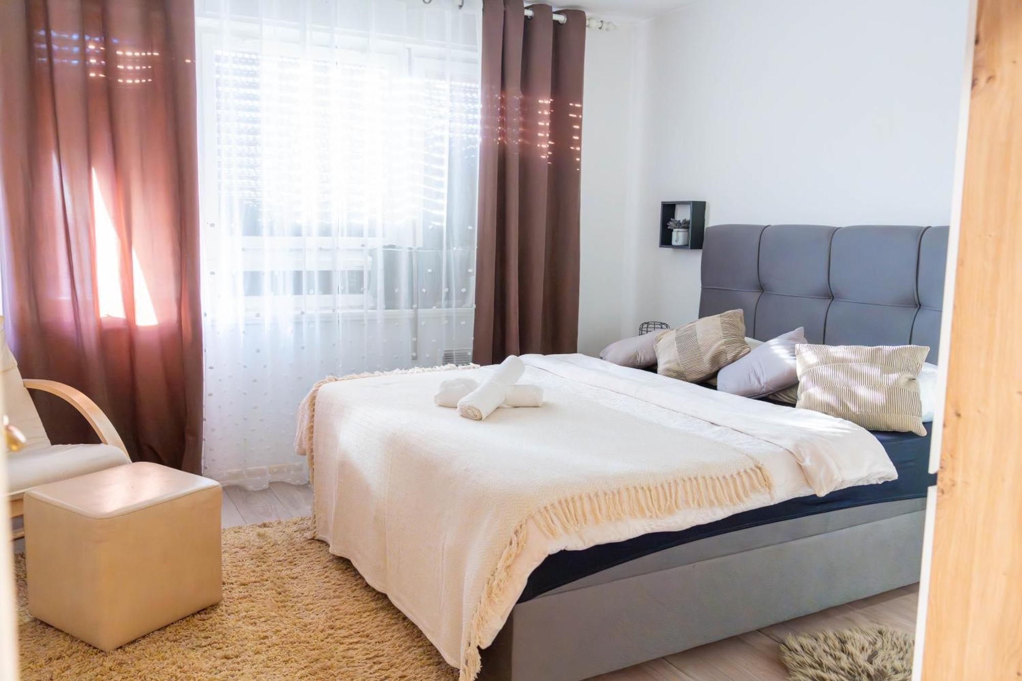 Apartman Lili Knin Exterior foto